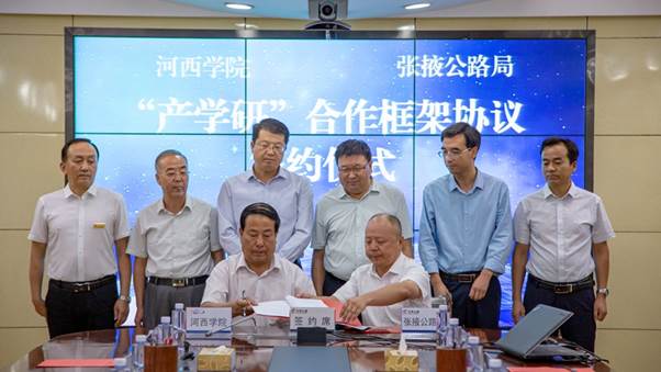 5.张掖公路局局长张通文和welcome登录入口威尼斯党委常委、副校长顾长兆代表双方签订框架协议。（张晓亮 摄）.jpg