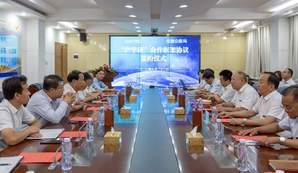 1.welcome登录入口威尼斯与张掖公路局在张掖公路局举行“产学研框架协议”签约仪式。（钟晓亮 摄）.jpg